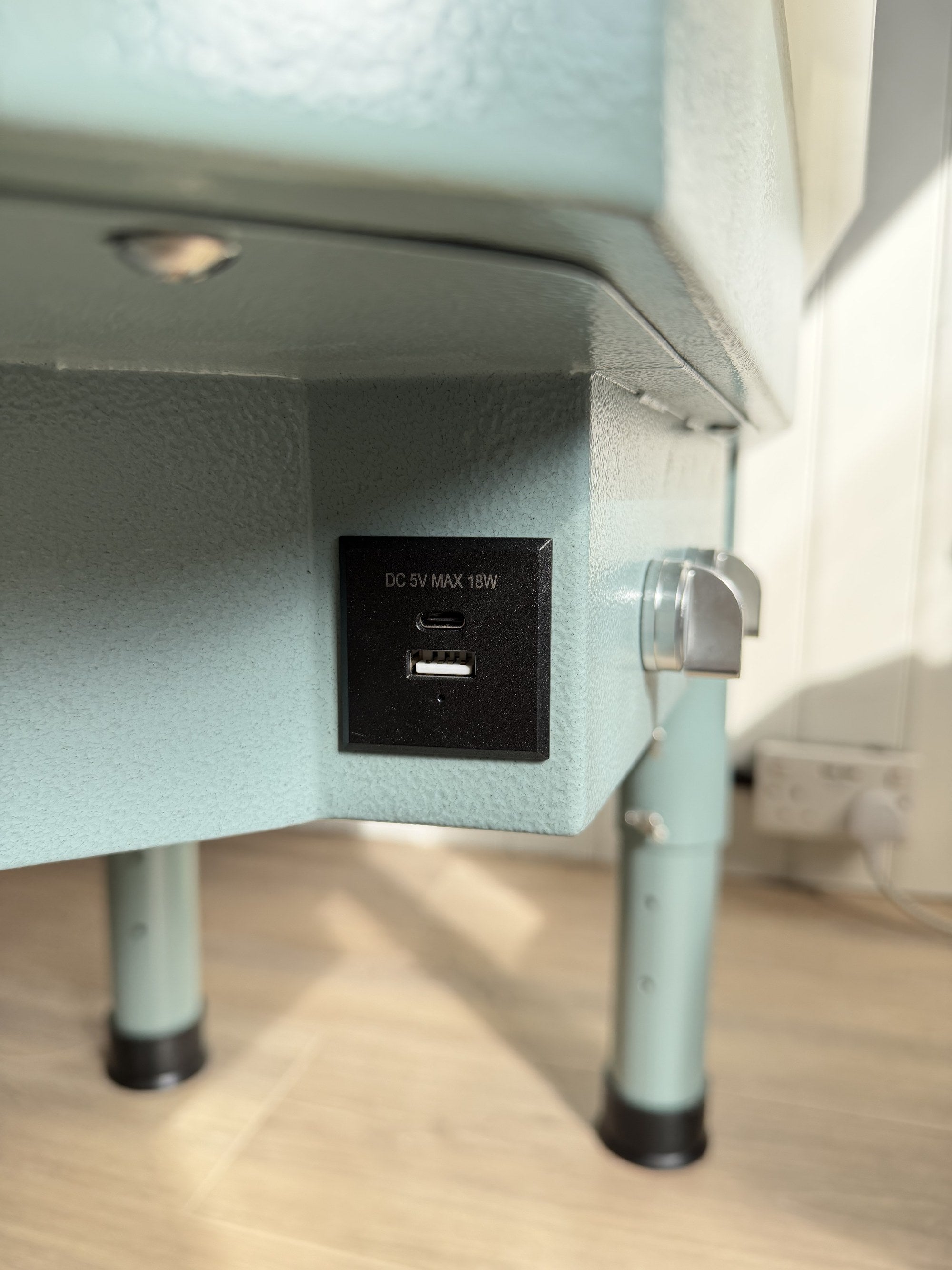 USB-A and USB-C charging ports built into the Daisy pottery wheel